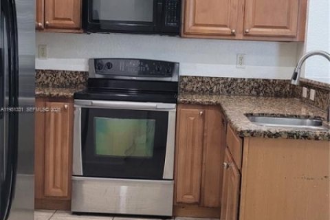 Снять в аренду таунхаус в Хомстед, Флорида 4 спальни, 171.87м2, № 2005992 - фото 5