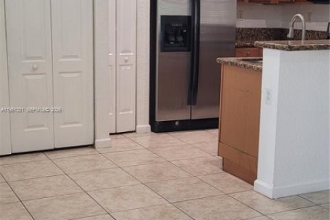 Снять в аренду таунхаус в Хомстед, Флорида 4 спальни, 171.87м2, № 2005992 - фото 8