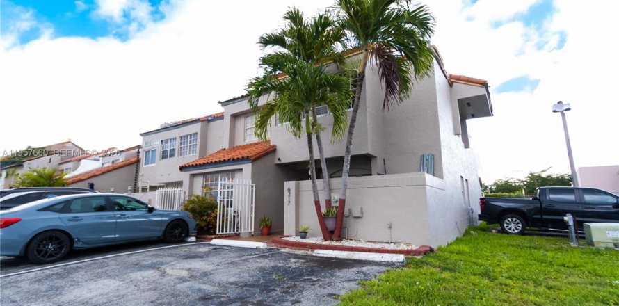 Таунхаус в Майами, Флорида 3 спальни, 141.49м2 № 2020631