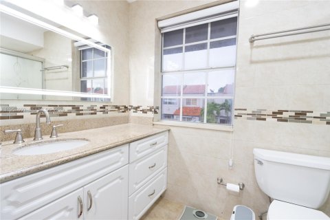 Купить таунхаус в Майами, Флорида 3 спальни, 141.49м2, № 2020631 - фото 27