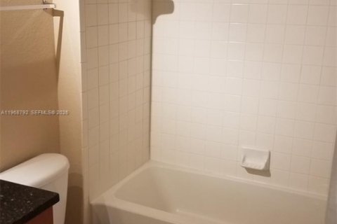 Condo in Margate, Florida, 2 bedrooms № 2031797 - photo 5