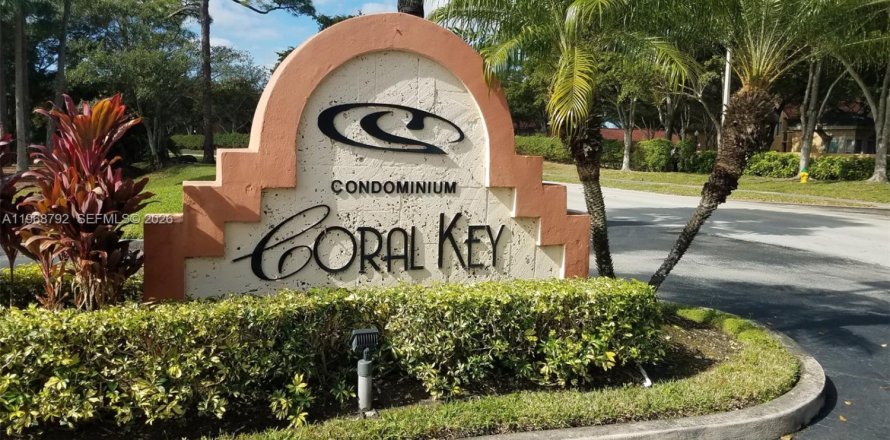 Condo in Margate, Florida, 2 bedrooms № 2031797
