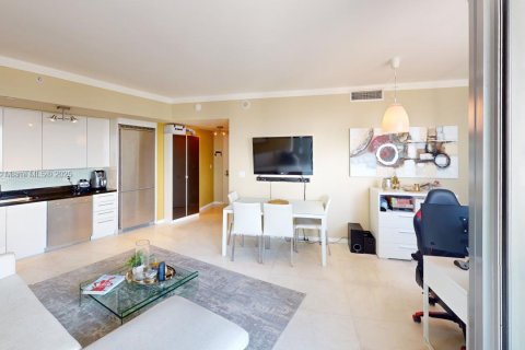 Condo in Miami, Florida, 2 bedrooms  № 1699867 - photo 2