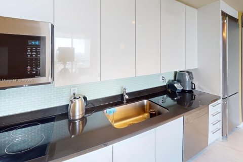 Condo in Miami, Florida, 2 bedrooms  № 1699867 - photo 4