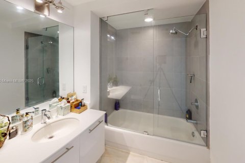 Condo in Miami, Florida, 2 bedrooms  № 1699867 - photo 5