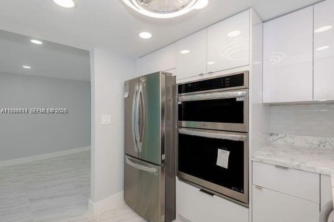 Copropriété à louer à Hallandale Beach, Floride: 2 chambres, 88.26 m2 № 2044938 - photo 11