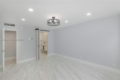 Copropriété à louer à Hallandale Beach, Floride: 2 chambres, 88.26 m2 № 2044938 - photo 19