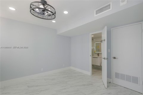 Copropriété à louer à Hallandale Beach, Floride: 2 chambres, 88.26 m2 № 2044938 - photo 12