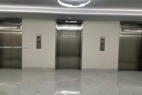 Copropriété à louer à Hallandale Beach, Floride: 2 chambres, 88.26 m2 № 2044938 - photo 24