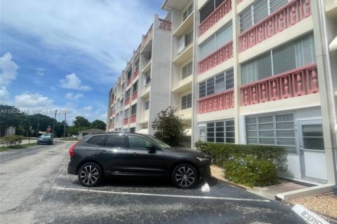 Copropriété à louer à Hallandale Beach, Floride: 1 chambre, 71.53 m2 № 2017613 - photo 3