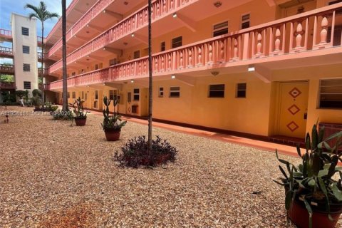 Copropriété à louer à Hallandale Beach, Floride: 1 chambre, 71.53 m2 № 2017613 - photo 4