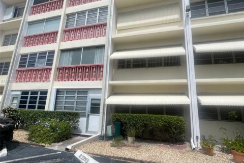 Copropriété à louer à Hallandale Beach, Floride: 1 chambre, 71.53 m2 № 2017613 - photo 2