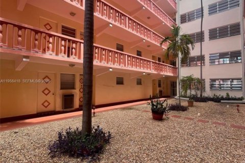 Copropriété à louer à Hallandale Beach, Floride: 1 chambre, 71.53 m2 № 2017613 - photo 5