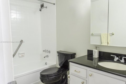 Condo in Aventura, Florida, 2 bedrooms  № 2021665 - photo 10
