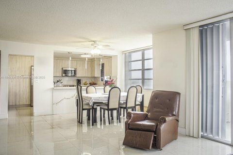 Condo in Aventura, Florida, 2 bedrooms  № 2021665 - photo 4