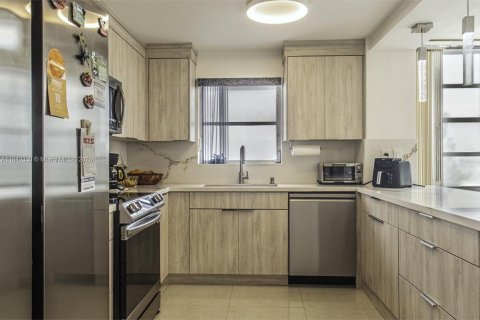 Condo in Aventura, Florida, 2 bedrooms  № 2021665 - photo 2