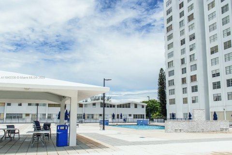 Condo in Aventura, Florida, 2 bedrooms  № 2021665 - photo 16