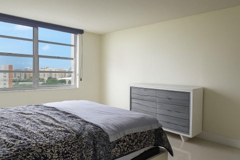 Condo in Aventura, Florida, 2 bedrooms  № 2021665 - photo 9
