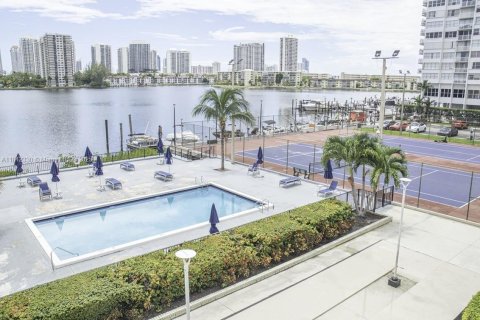 Condo in Aventura, Florida, 2 bedrooms  № 2021665 - photo 15