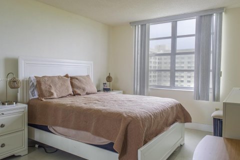 Condo in Aventura, Florida, 2 bedrooms  № 2021665 - photo 11