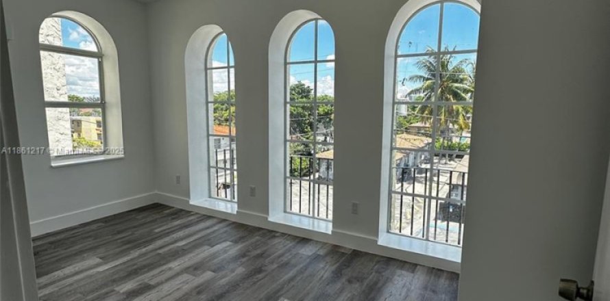 Apartment in Miami, Florida 2 bedrooms, 3347.83 sq.m. № 1891895