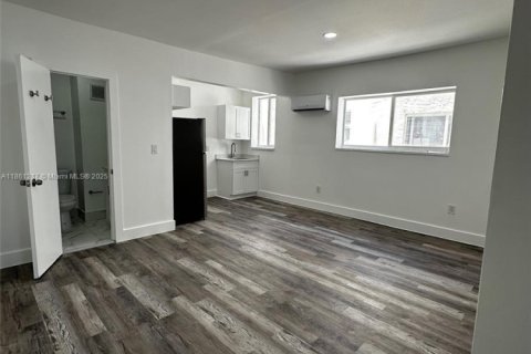 Apartment in Miami, Florida 2 bedrooms, 3347.83 sq.m. № 1891895 - photo 2