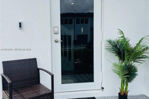 Townhouse in Pembroke Park, Florida 3 bedrooms, 118.54 sq.m. № 2043274 - photo 2