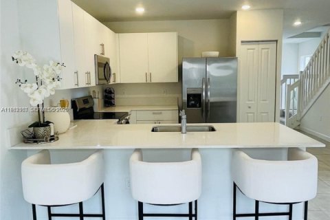 Townhouse in Pembroke Park, Florida 3 bedrooms, 118.54 sq.m. № 2043274 - photo 6