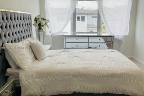 Townhouse in Pembroke Park, Florida 3 bedrooms, 118.54 sq.m. № 2043274 - photo 16