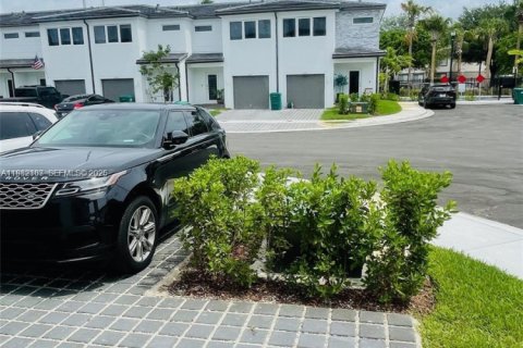 Townhouse in Pembroke Park, Florida 3 bedrooms, 118.54 sq.m. № 2043274 - photo 3