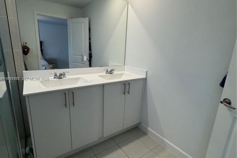 Townhouse in Pembroke Park, Florida 3 bedrooms, 118.54 sq.m. № 2043274 - photo 18