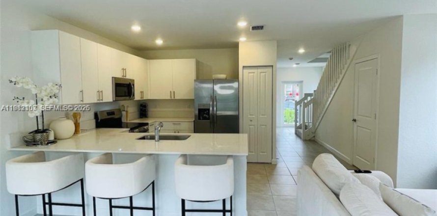 Townhouse in Pembroke Park, Florida 3 bedrooms, 118.54 sq.m. № 2043274
