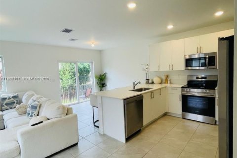 Townhouse in Pembroke Park, Florida 3 bedrooms, 118.54 sq.m. № 2043274 - photo 8