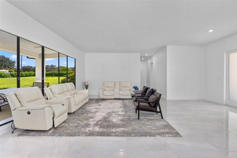 House in Davie, Florida 5 bedrooms, 378.48 sq.m. № 1890125 - photo 15