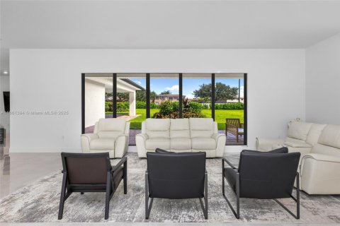 House in Davie, Florida 5 bedrooms, 378.48 sq.m. № 1890125 - photo 14