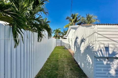 House in Hallandale Beach, Florida 3 bedrooms, 102.19 sq.m. № 1988627 - photo 26