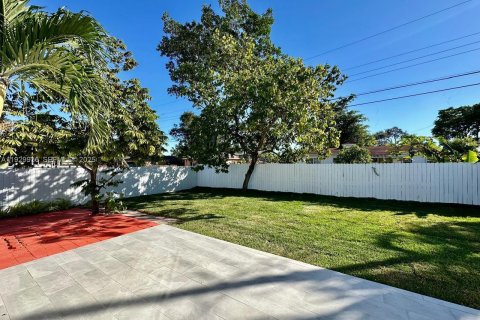 House in Hallandale Beach, Florida 3 bedrooms, 102.19 sq.m. № 1988627 - photo 23