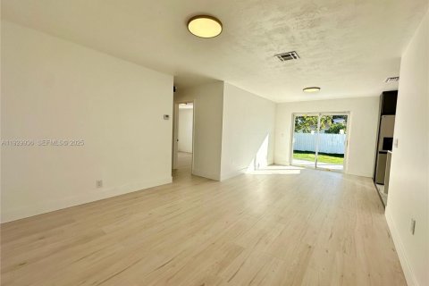 House in Hallandale Beach, Florida 3 bedrooms, 102.19 sq.m. № 1988627 - photo 5