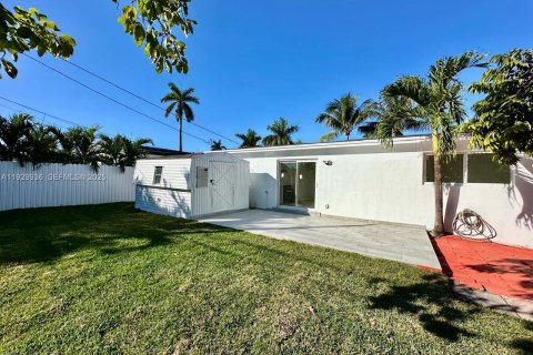 House in Hallandale Beach, Florida 3 bedrooms, 102.19 sq.m. № 1988627 - photo 25