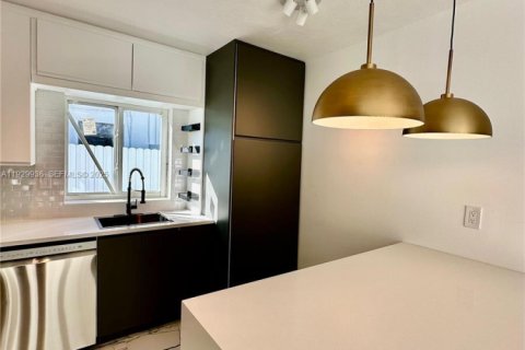 House in Hallandale Beach, Florida 3 bedrooms, 102.19 sq.m. № 1988627 - photo 10