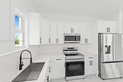 Купить виллу или дом в Лихай-Эйкерс, Флорида 3 спальни, 132.39м2, № 1936790 - фото 13