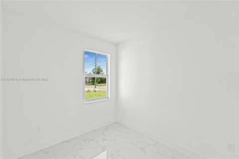 Купить виллу или дом в Лихай-Эйкерс, Флорида 3 спальни, 132.39м2, № 1936790 - фото 16