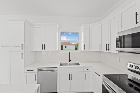 Купить виллу или дом в Лихай-Эйкерс, Флорида 3 спальни, 132.39м2, № 1936790 - фото 12