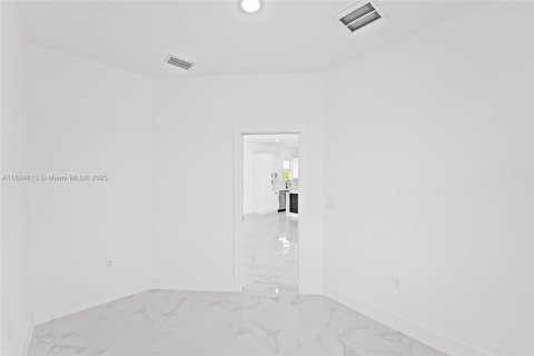 Купить виллу или дом в Лихай-Эйкерс, Флорида 3 спальни, 132.39м2, № 1936790 - фото 17