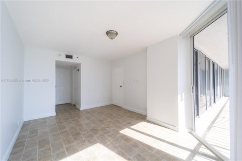 Condo in North Bay Village, Florida, 2 bedrooms  № 1868796 - photo 28
