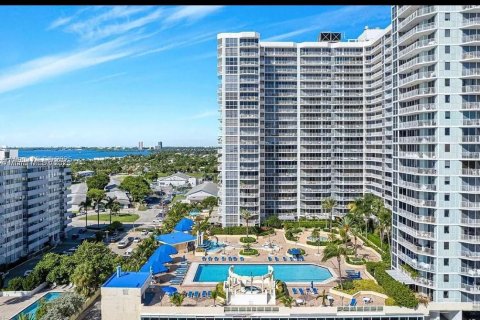 Condo in North Bay Village, Florida, 2 bedrooms  № 1868796 - photo 1