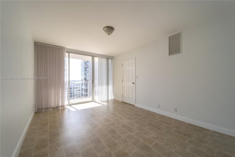 Condo in North Bay Village, Florida, 2 bedrooms  № 1868796 - photo 11