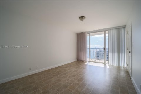 Condo in North Bay Village, Florida, 2 bedrooms  № 1868796 - photo 8