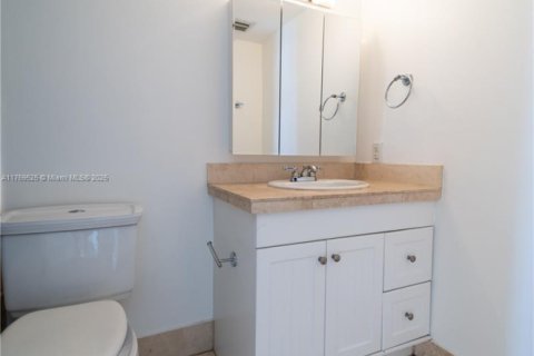 Condo in North Bay Village, Florida, 2 bedrooms  № 1868796 - photo 14