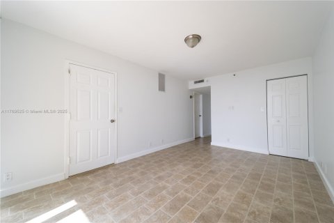 Condo in North Bay Village, Florida, 2 bedrooms  № 1868796 - photo 30